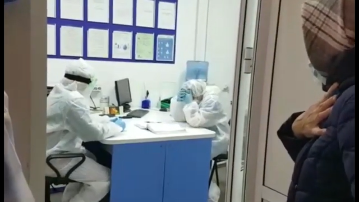 Маму выписали из больницы. Максим бизюков. Смешные истории врача из практики. Бабушка в больнице с коронавирусом. Ярославль санитары в лифте.