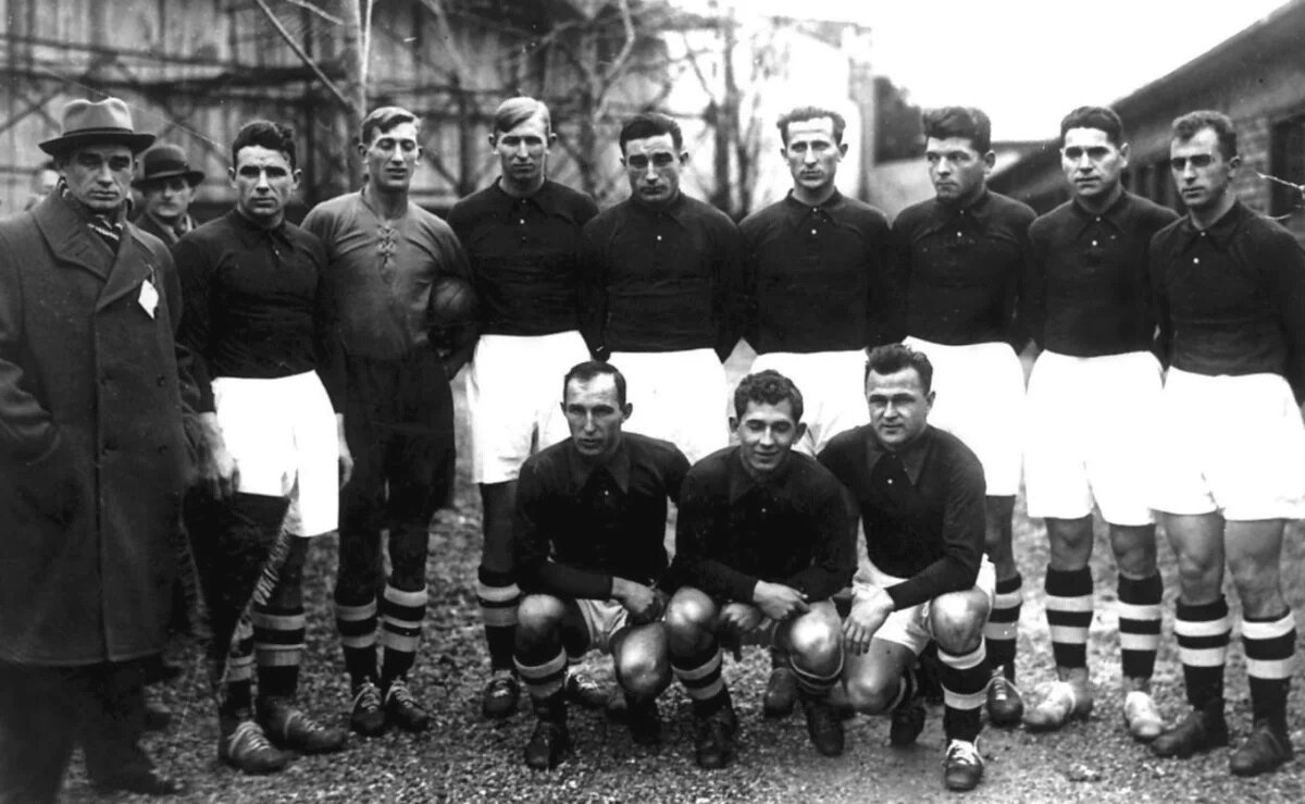 Сборная Москвы в Париже. 1936 год. Стоят: Николай Старостин (начальник команды), Александр Старостин, Анатолий Акимов, Михаил Якушин, Андрей Старостин, Алексей Лапшин, Лев Корчебоков, Станислав Леута, Василий Павлов. Сидят: Василий Смирнов, Александр Рёмин, Сергей Ильин.