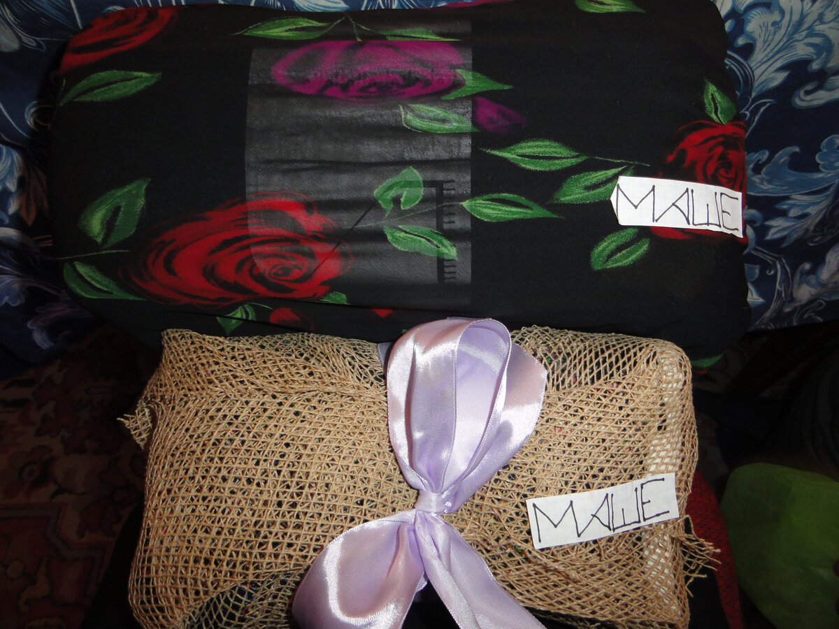 интересно завернуть подарки в тряпочки с бантом