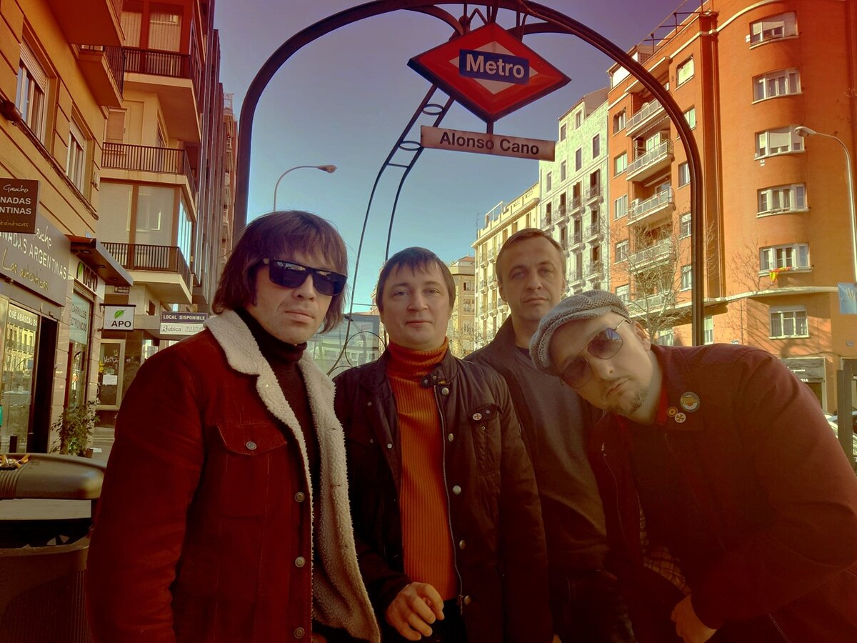 The Thunderbeats: Алексей Черняев - гитара, вокал, автор, Вадим Марков  - бас, подпевки, Олег Песков - барабаны,  Алексей Блохин - орган (в интервью не участвовал, просто сказал, что со всеми ответами согласен).