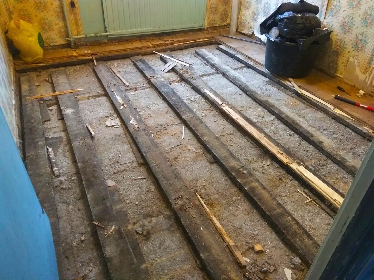 Демонтаж старого щитового паркета на лагах.