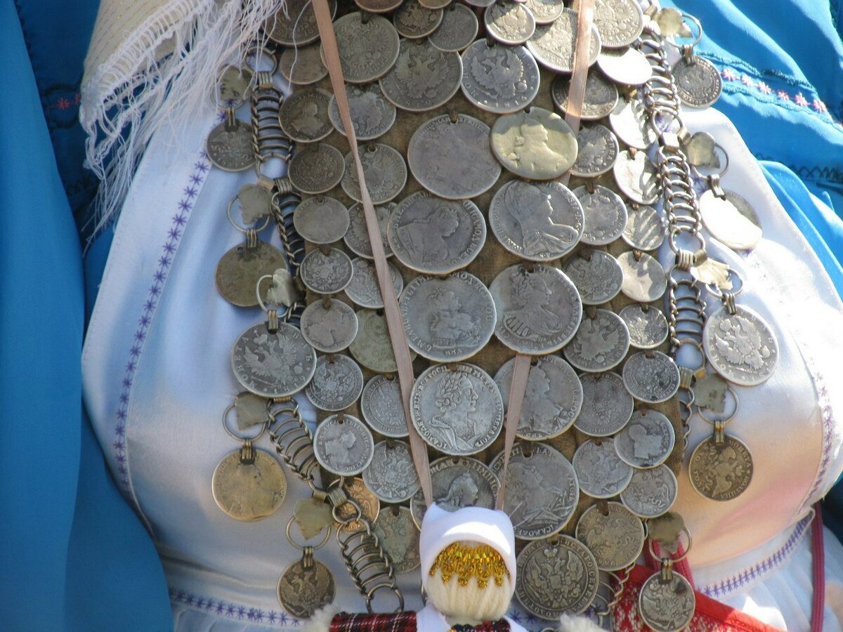 Монисто - нашейное украшение из старинных монет