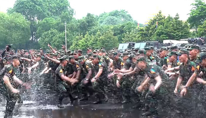 "Аё ломпат кэ аир манчур" . Армейские приколы в Индонезии