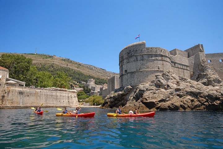 На лодке под стенами красного замка