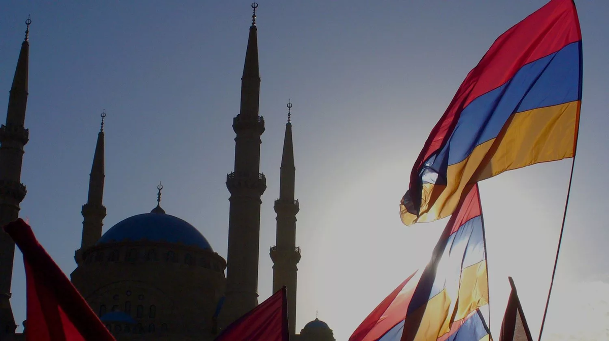 Ереван турция. Флаг Армении. Армения Турция. Флаг Армении развивающийся. Армянский флаг на фоне церкви.