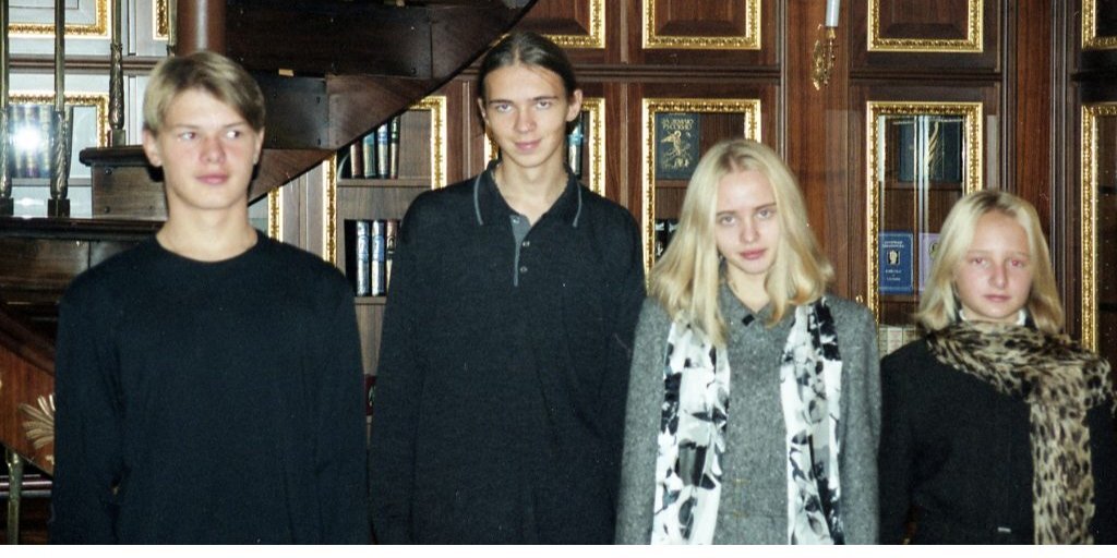 Маша и Катя в подростковом возрасте.