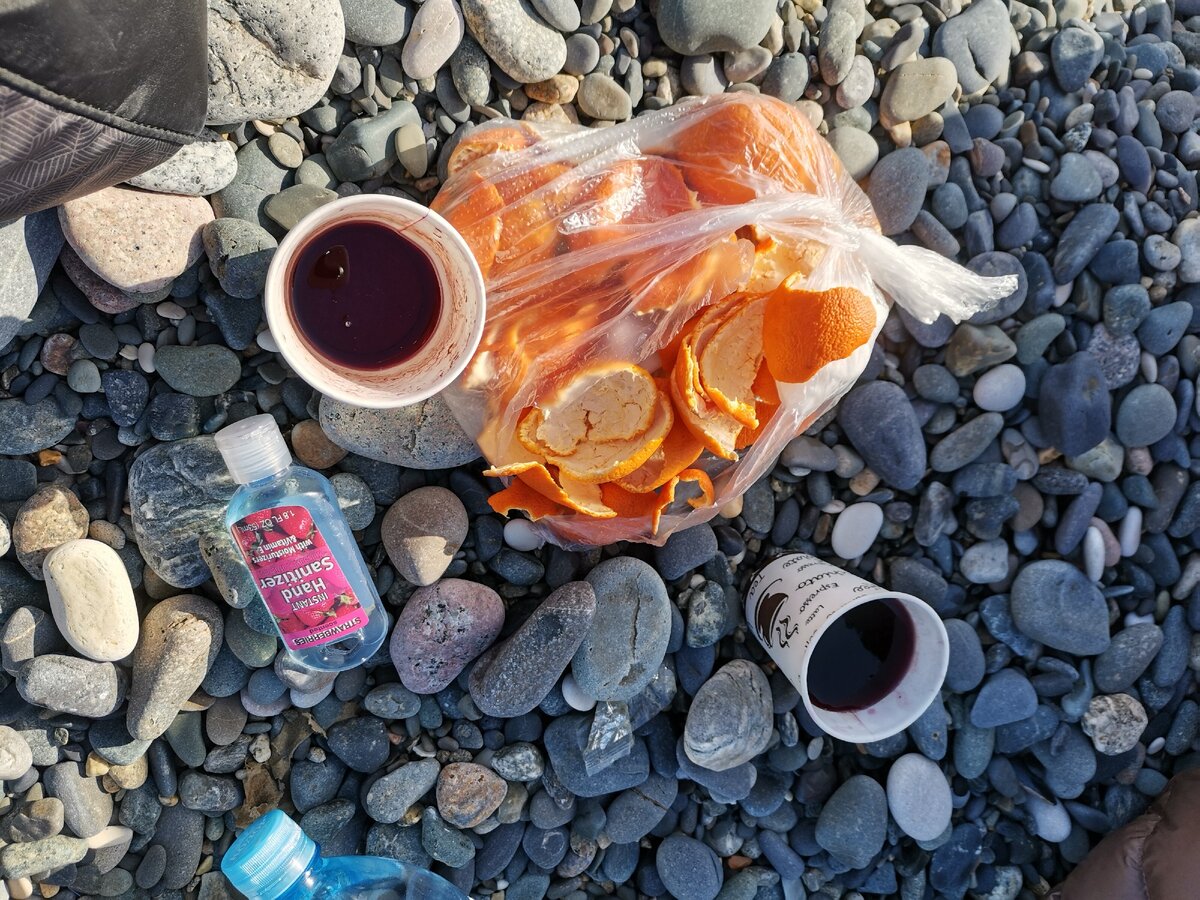 Вода тоже наша, надо было отмыть стаканчики от кофейной гущи :)