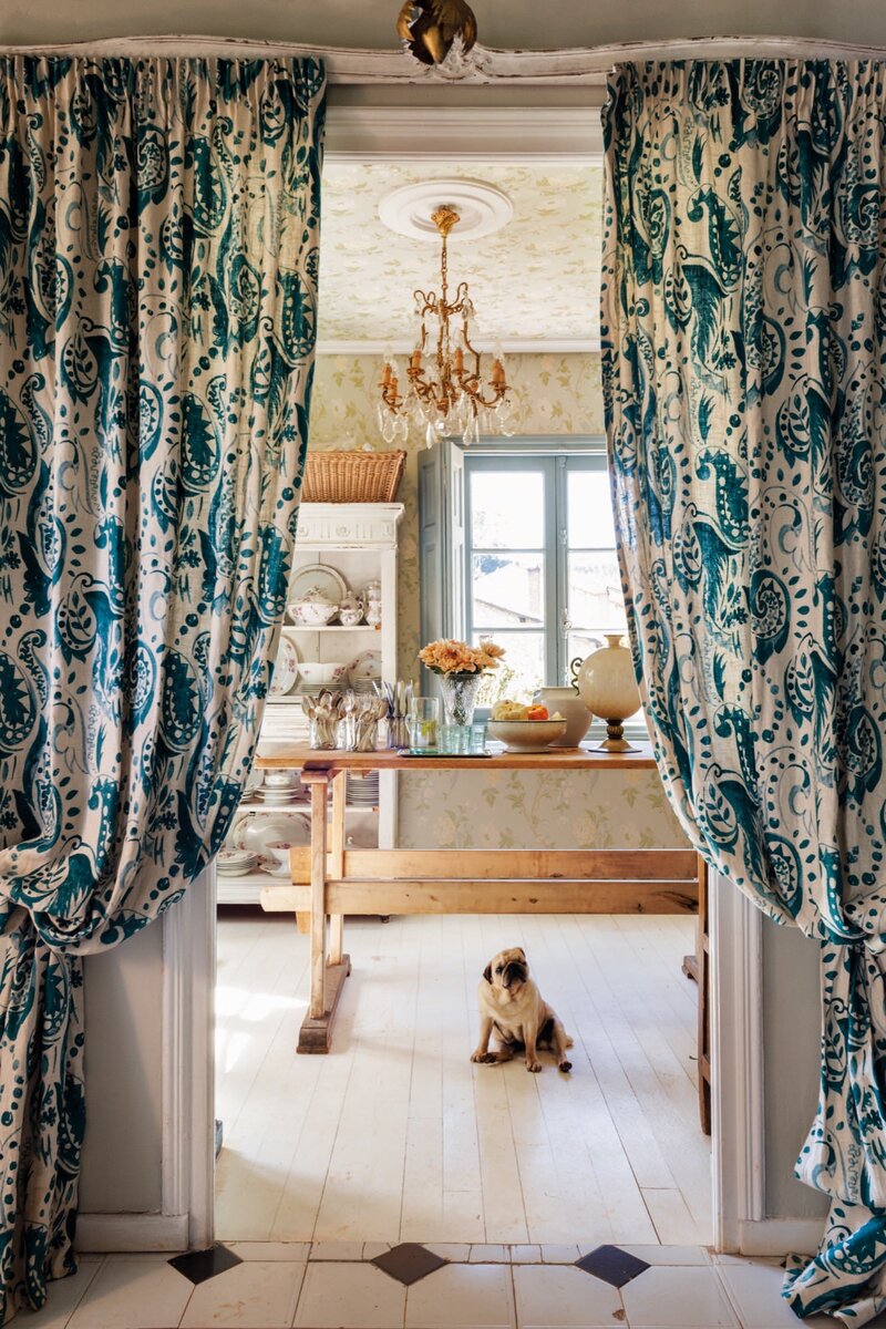 Занавески в деревенском доме с маленькими окнами