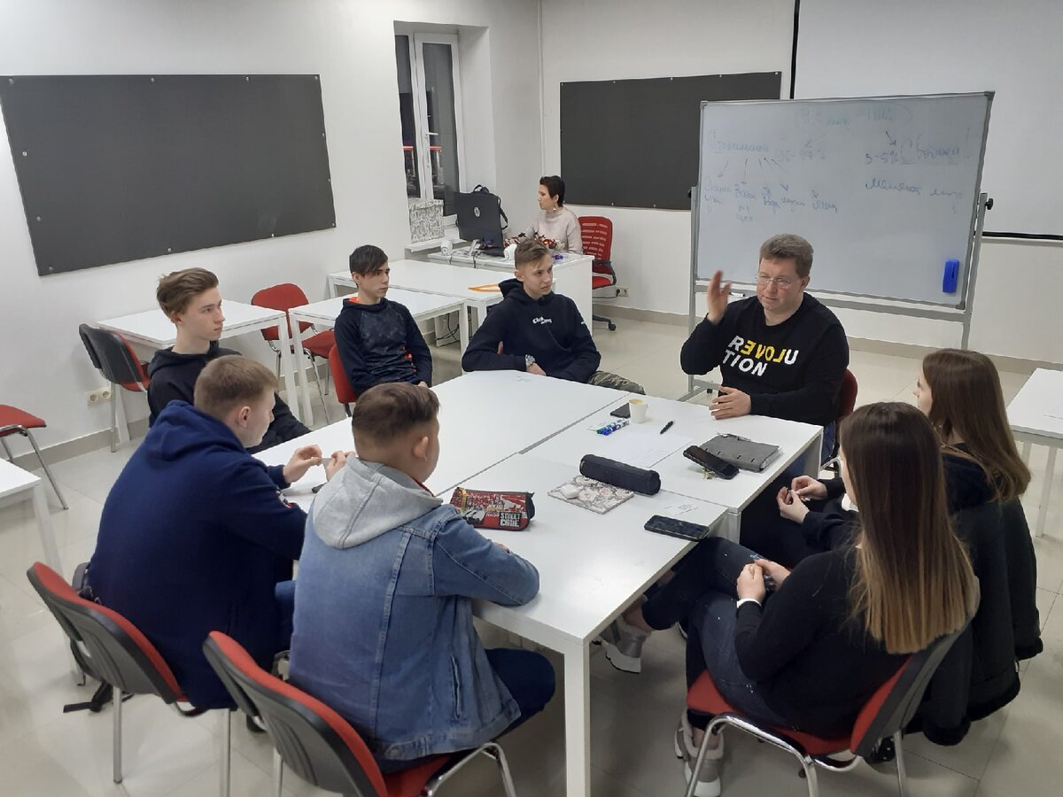 Курс предпринимательства для старшеклассников: соучредитель и инвестор ТУКЕЙ Игорь Балобанов рассказывает ребятам о предпринимательском мышлении