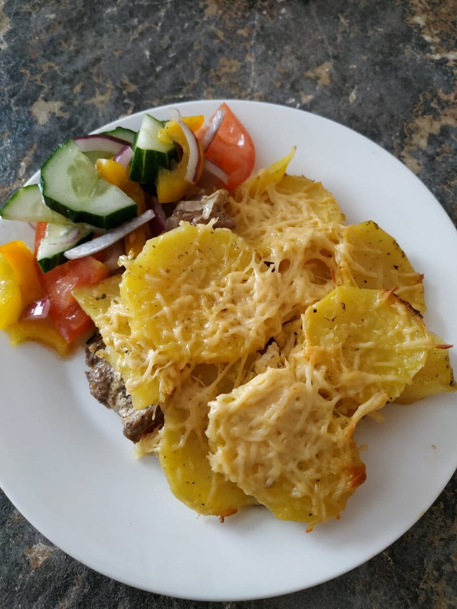 Мясо по французски - очень сочное и вкусное блюдо. Готовится очень просто и не требует очень много ингредиентов, обязательно понравится любителям мяса.  