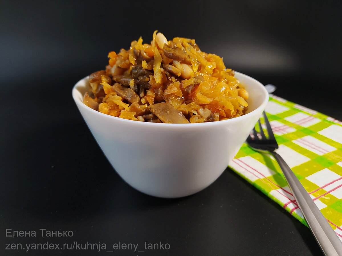 Готовится этот рецепт на основе базовой тушеной капусты.