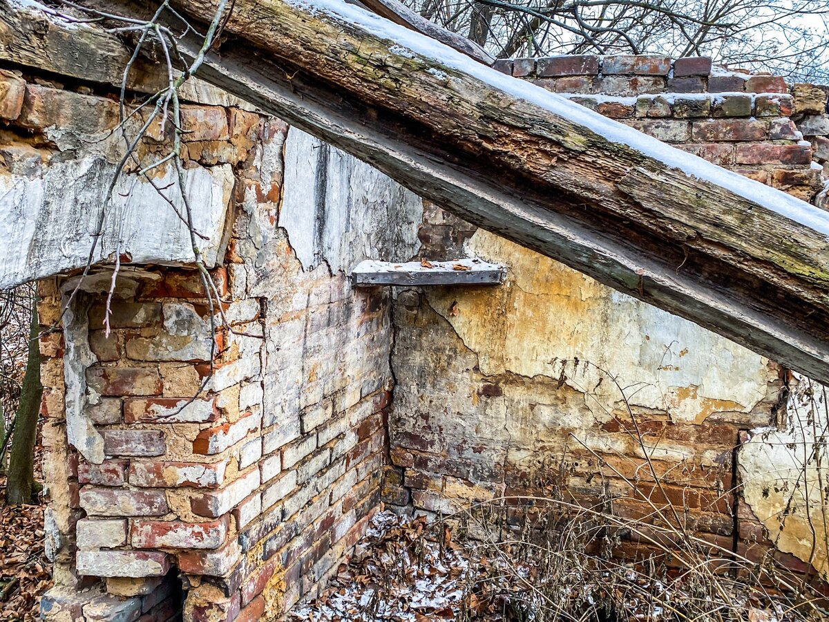 Заброшенный дом в покинутой людьми деревне. Перед домом нашли некоторые  предметы, оставшиеся от прежних жителей | Прекрасное рядом | Дзен