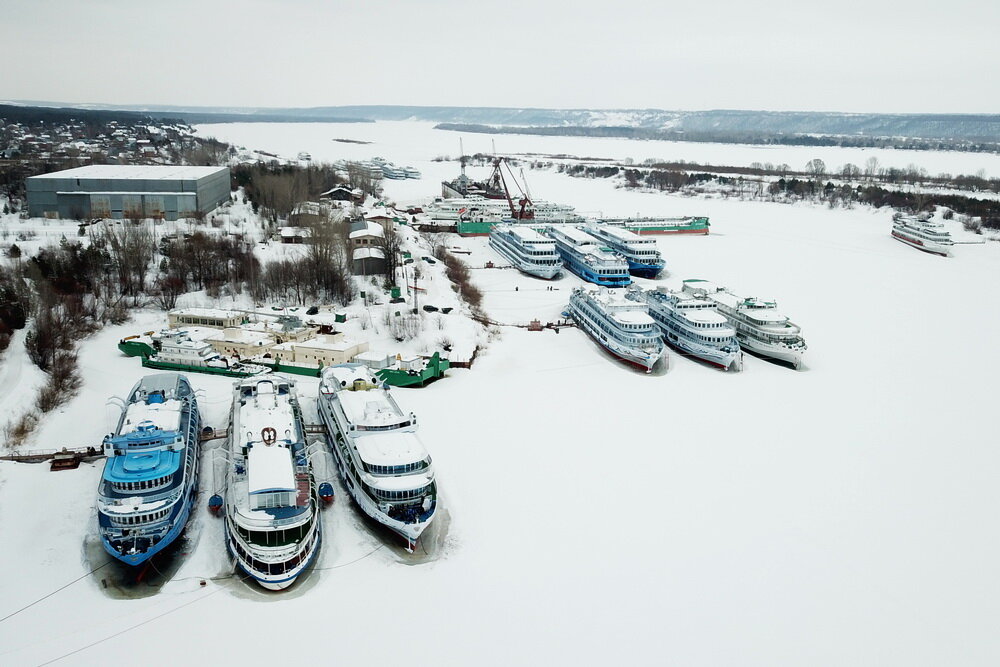 Уже несколько месяцев они стоят, вмерзшие в лед. А вокруг, и даже внутри них кипит жизнь. За все зимние месяцы суда надо подготовить к предстоящей навигации: где-то заменить всю проводку, а это несколько километров проводов, где-то улучшить каюты. Кому-то предстоит модернизация с более глубоким ремонтом и все это надо успеть сделать до апреля, когда суда будут приниматься специальной комиссией, а уже после начнется процесс их вооружения. Сейчас почти все готово для того, чтобы быть принятыми, ведь некоторые в прошлом году, даже не вышли из затона в связи с падением спроса из-за пандемии коронавируса. В этом году, надеются речники, все будет иначе.