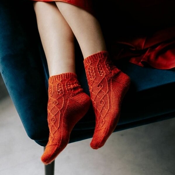 Смотрите, какой интересный узор на этих носочках, я влюбилась
