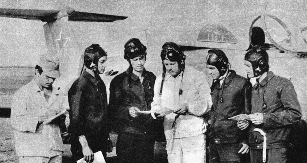 Начальник Волгоградского УАО первого года обучения полковник В. Ревунов (третий справа) и летчик-инструктор С. Колмогорцев (третий слева) с курсантами во время разбора полетов. Фотография (с) Александр Краснов