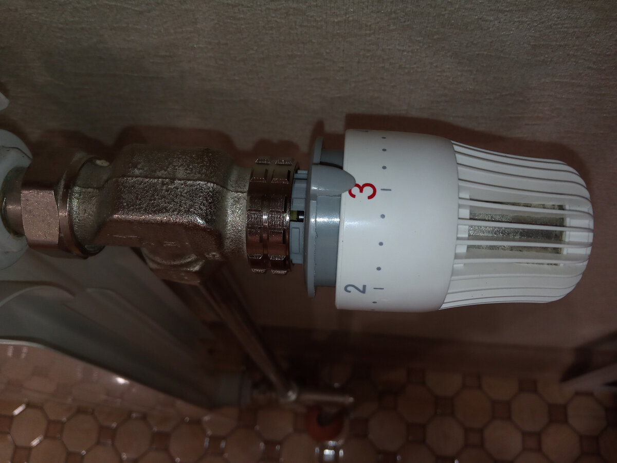 Внешний вид термостатической головки, накрученной на термостатический клапан