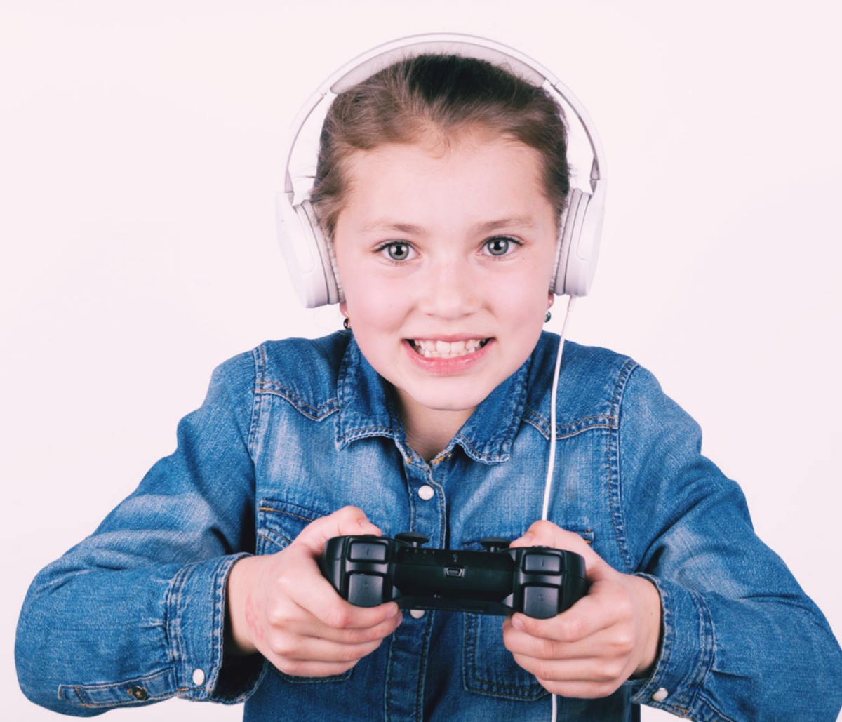 Если вы играете в другой комнате, присоединитесь к групповому звонку вместе, например, через Skype, чтобы вы могли разговаривать друг с другом через микрофоны