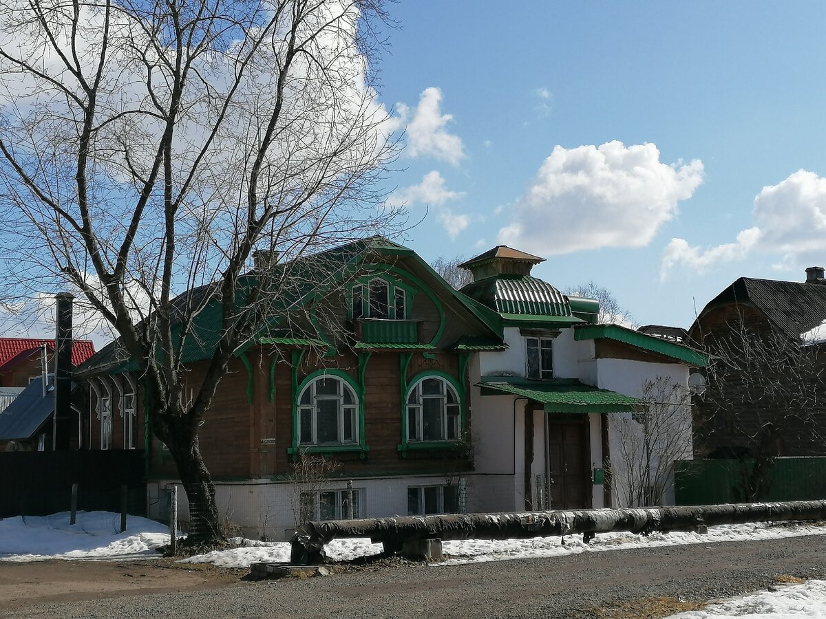 Полуциркулярные окна - еще один узнаваемый элемент