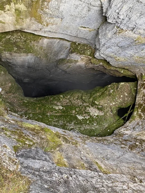 Резкий спуск в пещеру.