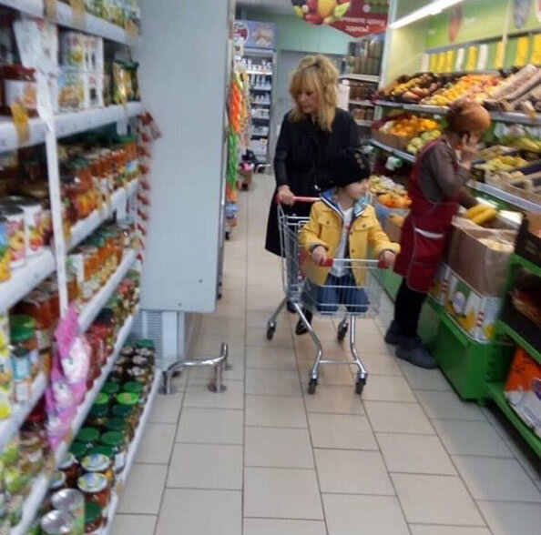 Пугачева в продуктовом отделе магазина "Пятерочка". Фото из открытых источников.