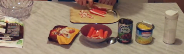 Нарезаем крабовые палочки