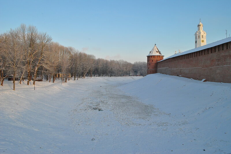 Размеры рва, даже с учетом "культурного слоя", впечатляют!