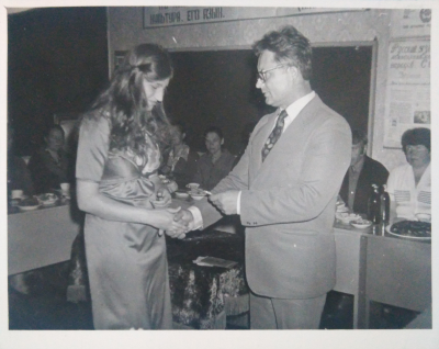 Фото из семейного архива. Онега на вручении свидетельства о восьмиклассном образовании.