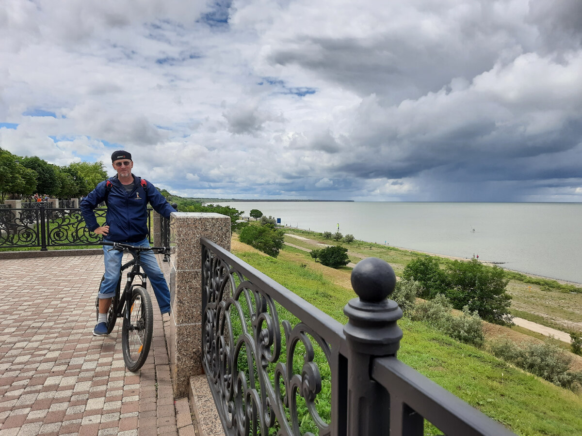 Даже если погода не пляжная, то море никто не отменял! Сели на велосипеды и  прокатились по набережной в Ейске | Пенсионерам не сидится | Дзен