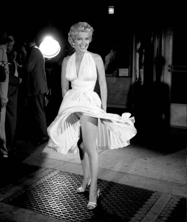 Звезды кино: Мерилин Монро на съемках знаменитого эпизода с проезжающим поездом подземки. 