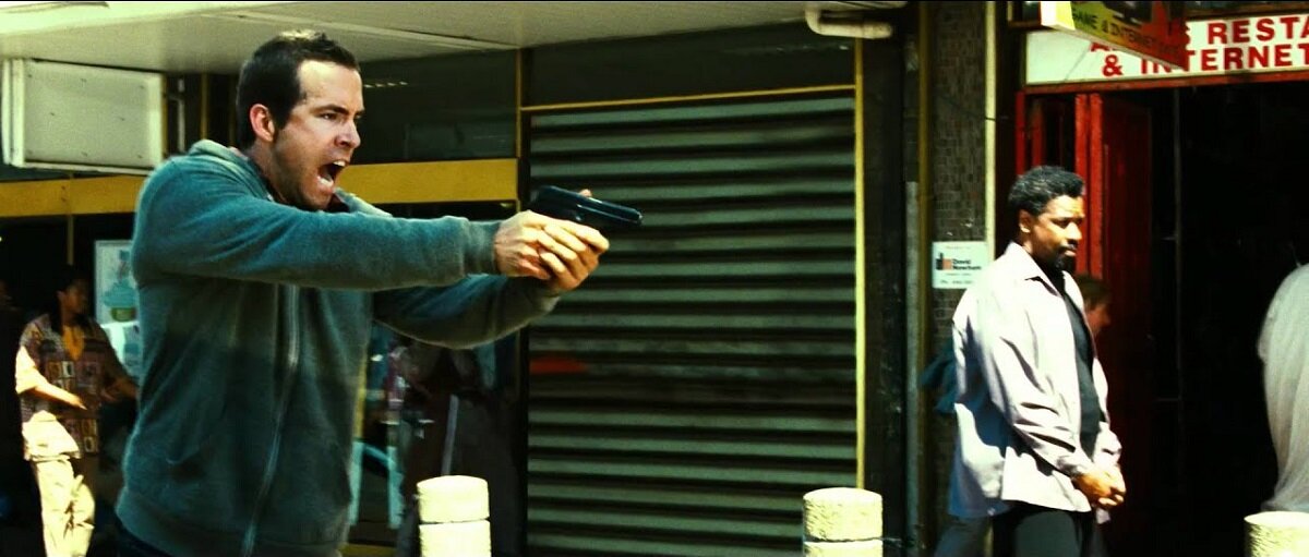 Тот период в карьере Райана Рейнольдса, когда он ещё не "красный" Дэдпул, но уже Зелёный Фонарь. 