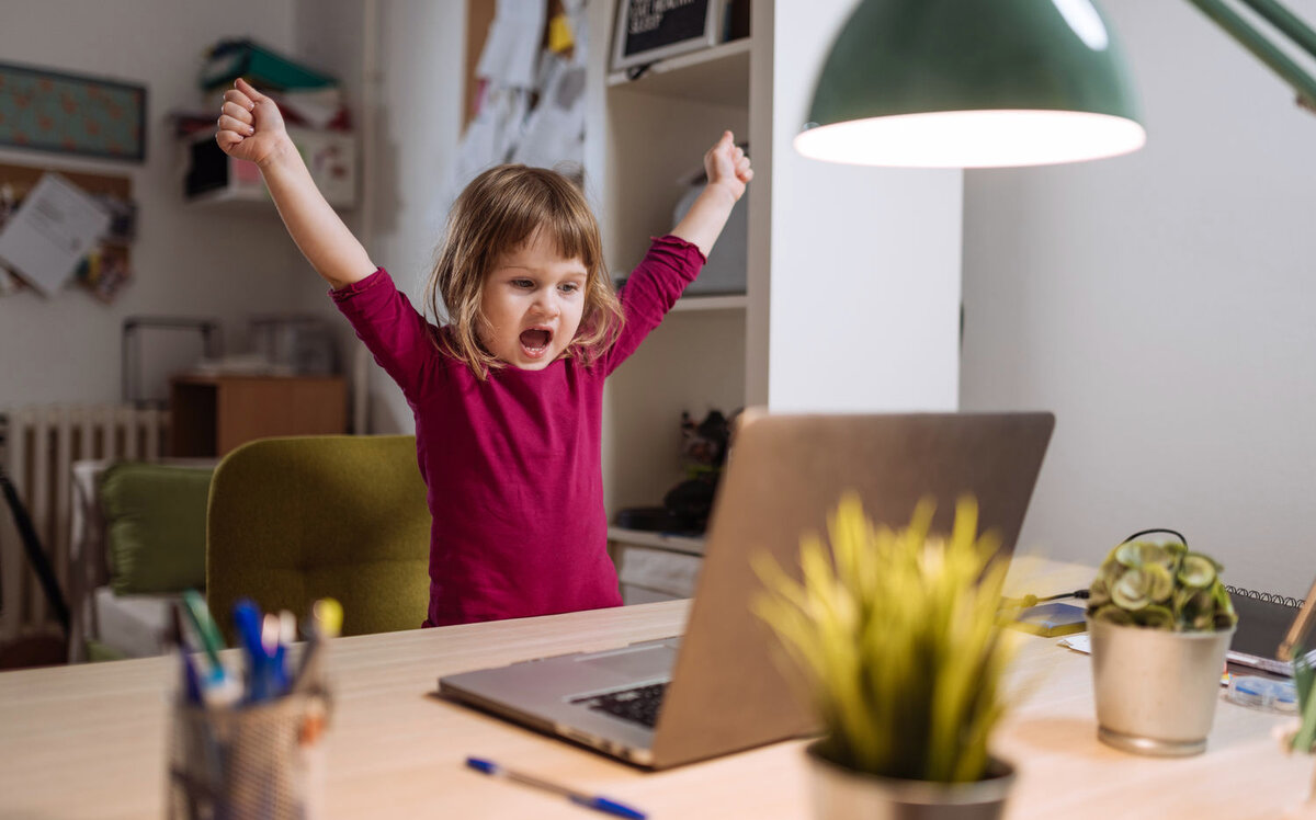 Ребёнок во время семейного обучения. Источник: istockphoto.com/ru