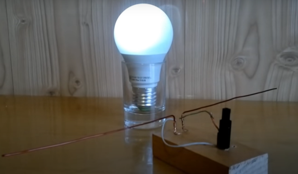 На картинке изображены лампочка и пьезоэлемент с антенной для лучшего эффекта