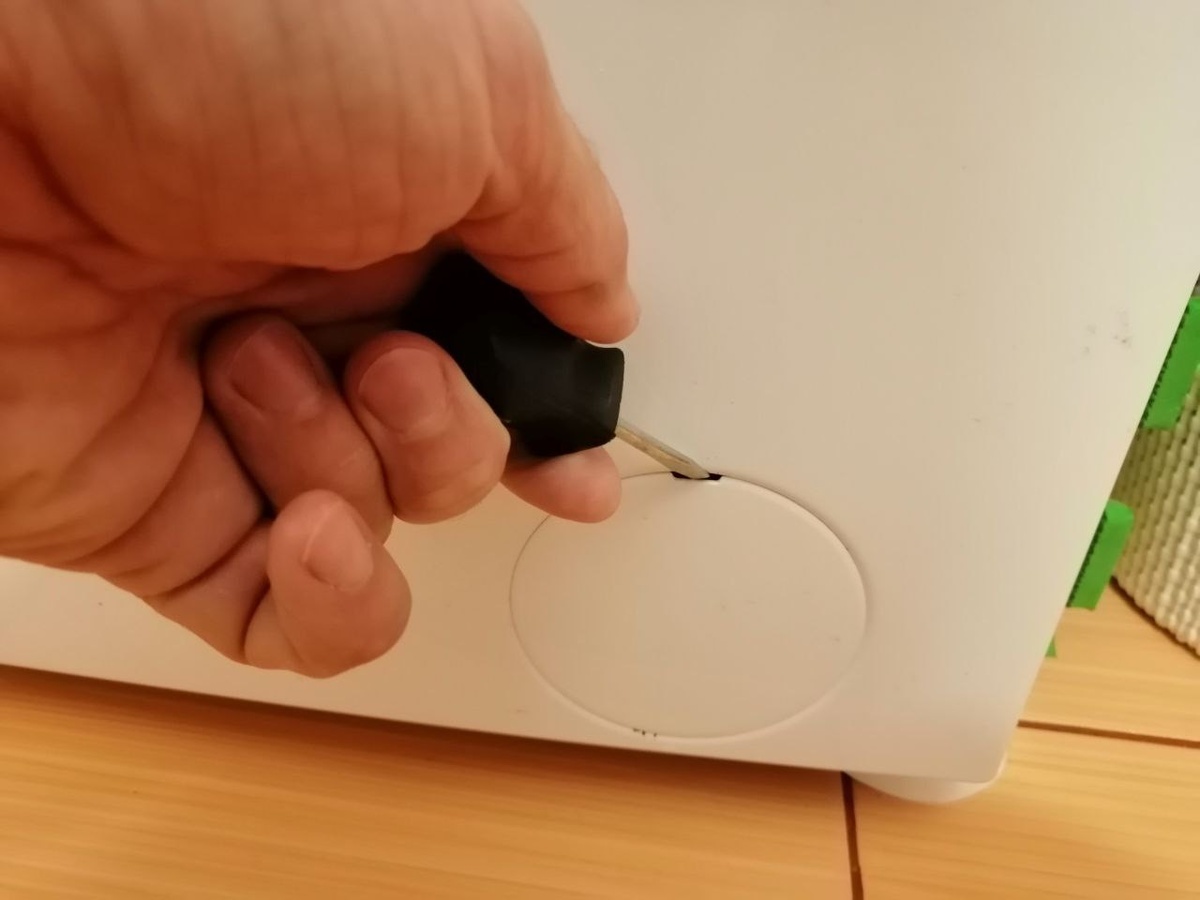 Отковырнул отверткой заглушку