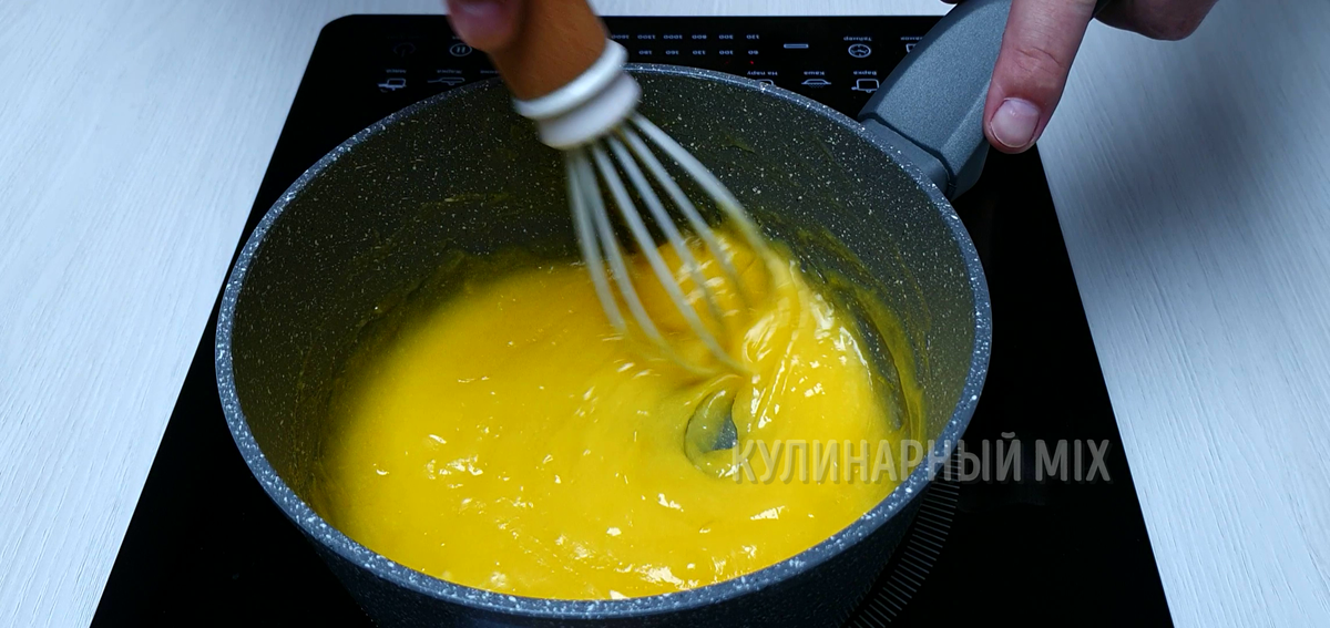 Если начинка бледная, добавьте куркуму на кончике ножа. 