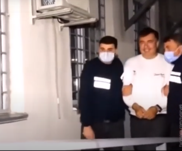 Кадр из видео. Саакашвили ведут в тюрьму.