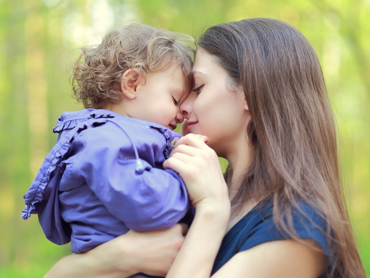 Mama mother. Обнимает ребенка. Женщина обнимает ребенка. Мать с ребенком. Любовь мамы к ребенку.