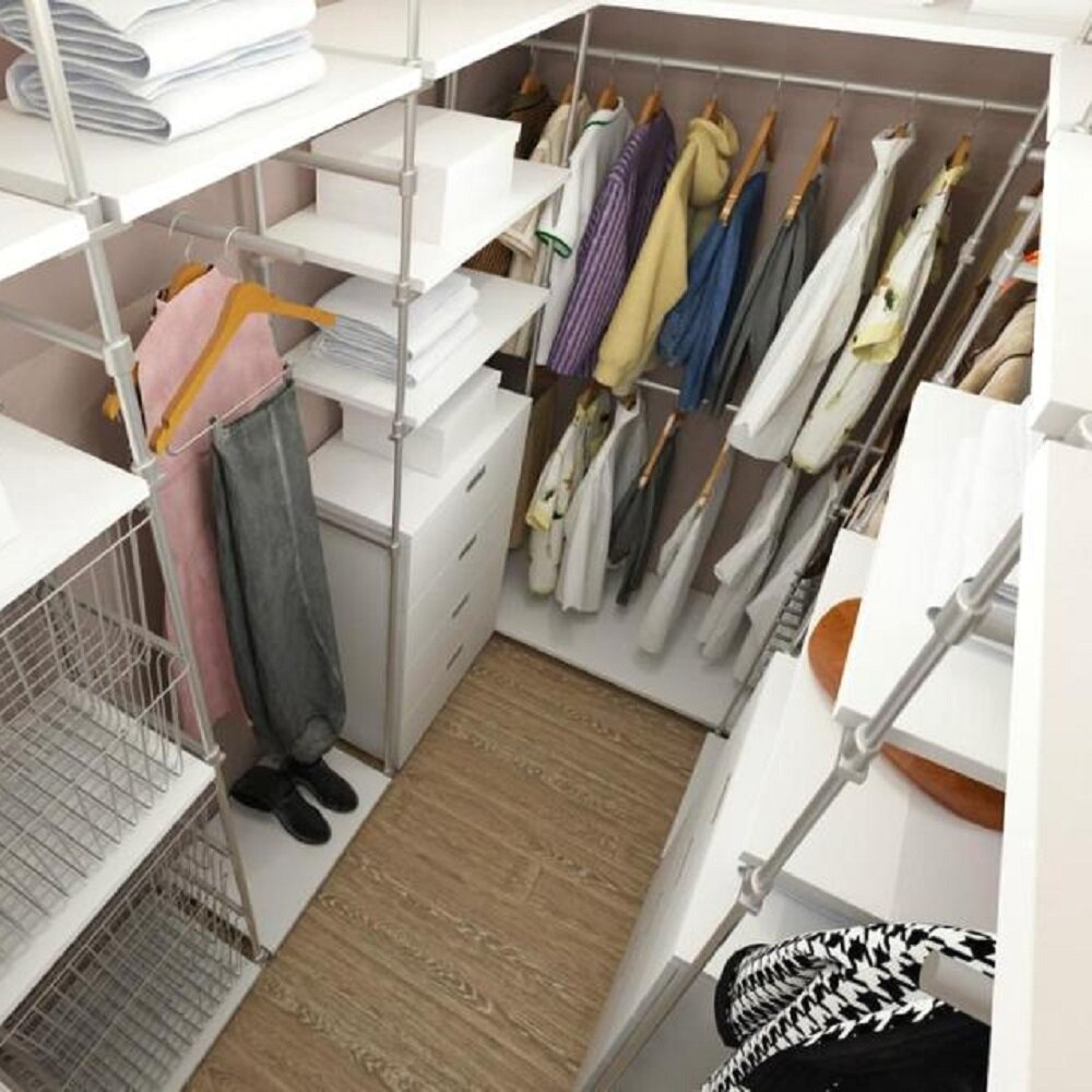 В данном случае места для выдвижения ящиков не много, но оно есть: ящики довольно узкие и находятся не друг напротив друга.