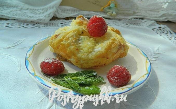 Ватрушка с творожной начинкой – легкая выпечка, а с дрожжевым слоеным тестом получается оригинальный продукт, который понравится и домашним на семейном чаепитии, и внезапно пришедшим гостям: для них такое угощение можно приготовить очень быстро.