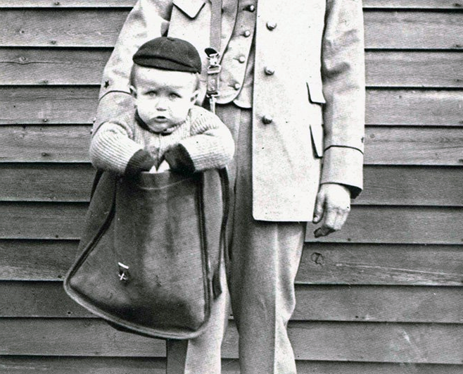 Разносчик писем в форме с ребенком в почтовой сумке