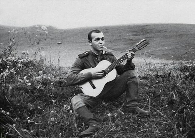 На фотографии Иосиф Кобзон во время службы в армии