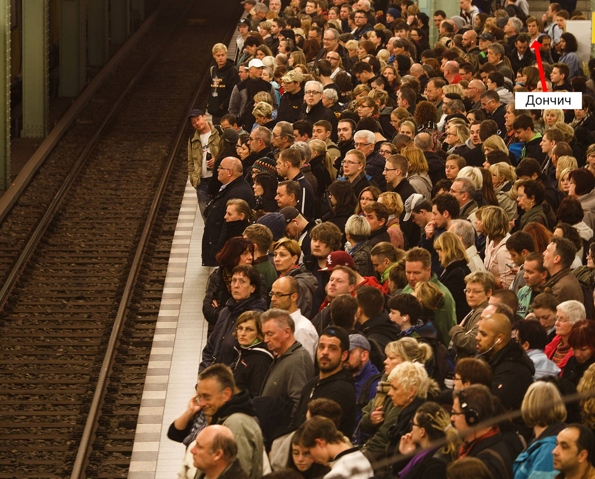 Дончич пытается пройти под кольцо в первой четверти