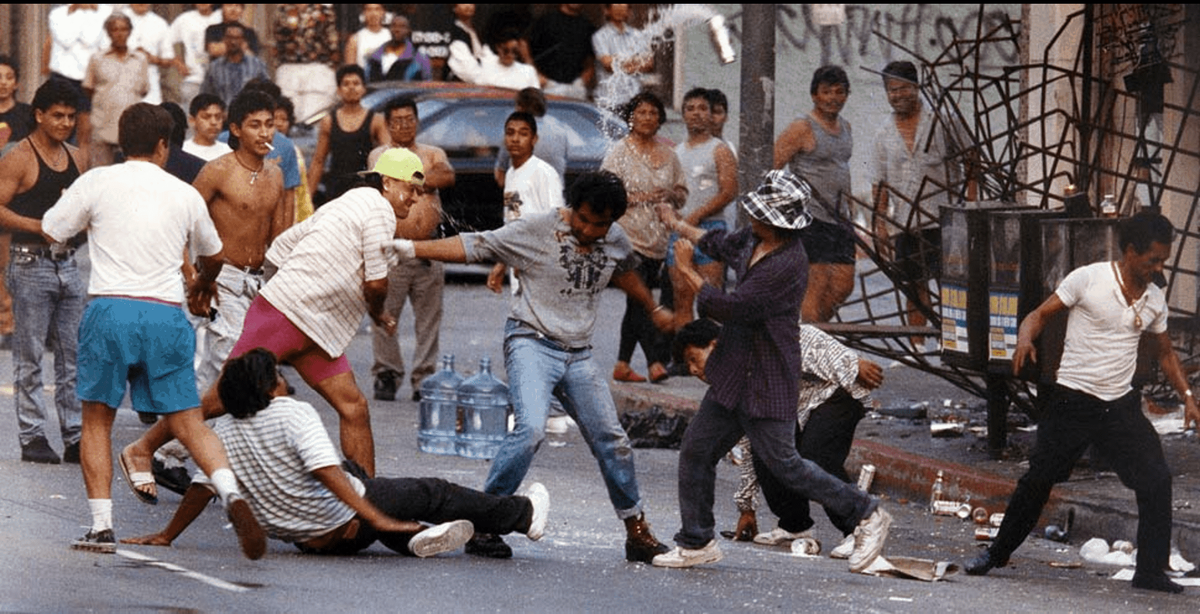 Уличная драка. Фото с сайта https://historycollection.com/27-photos-horrific-1992-los-angeles-riots/