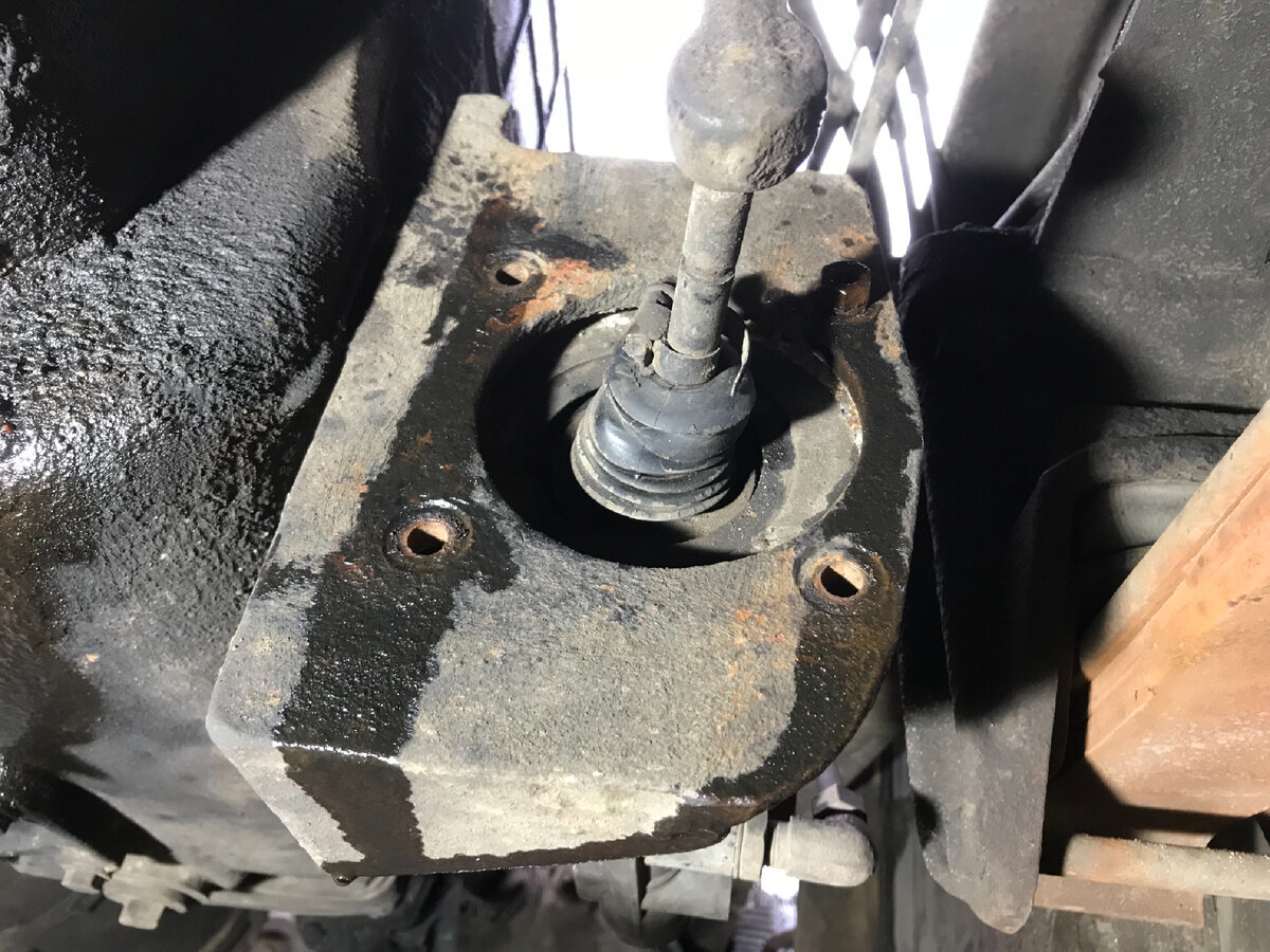 Пневмогидравлический усилитель сцепления готов к демонтажу, осталось открутить один  болт. Фото Тищенко Василий.