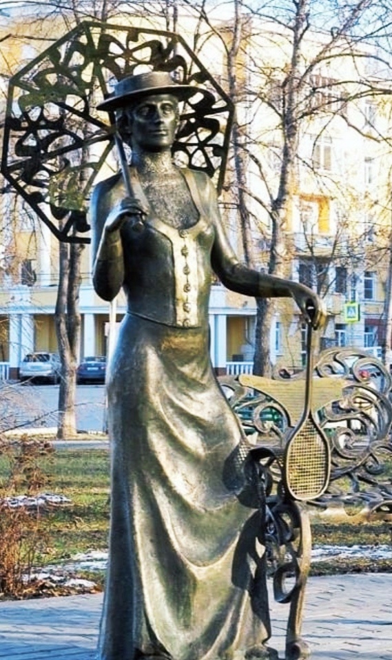 Памятник "Даме с ракеткой"- Марии фон Барадер, второй жене фон Вакано, организатору первого теннисного турнира в Самаре 19 века