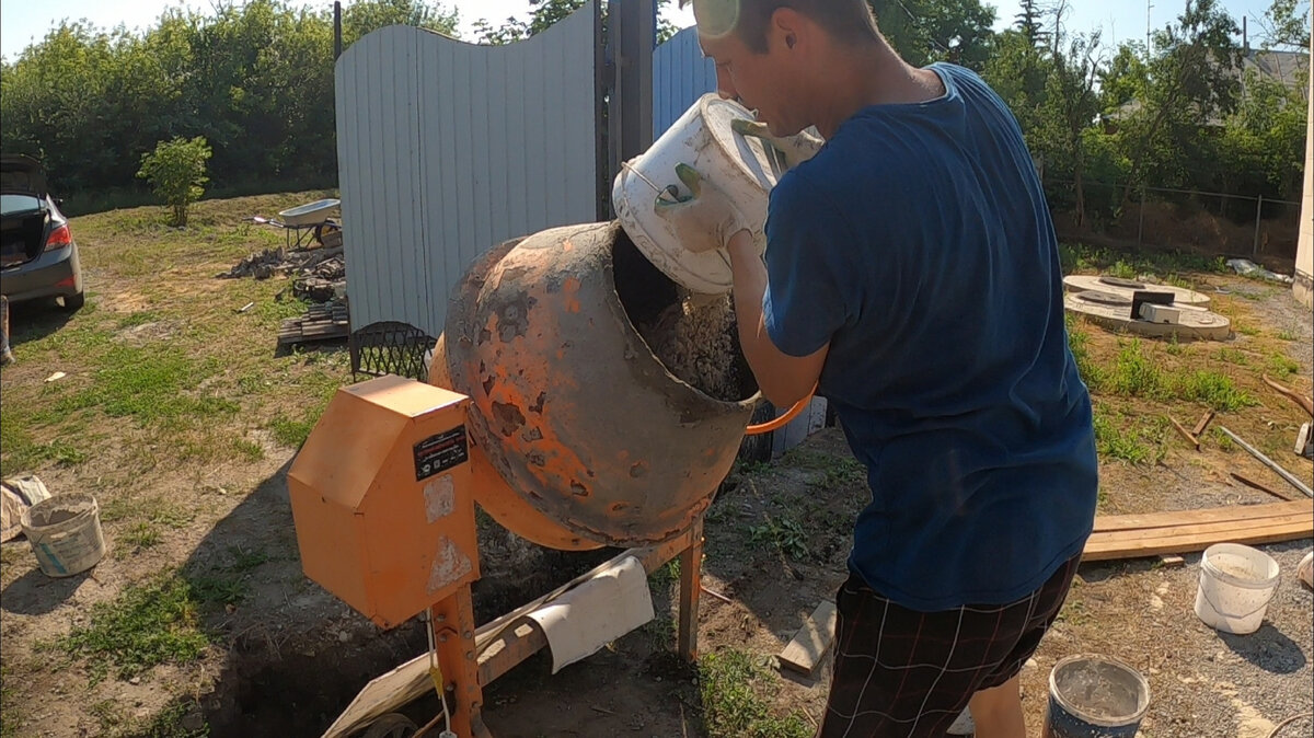 Начало заливки бетона - фундамента под ворота