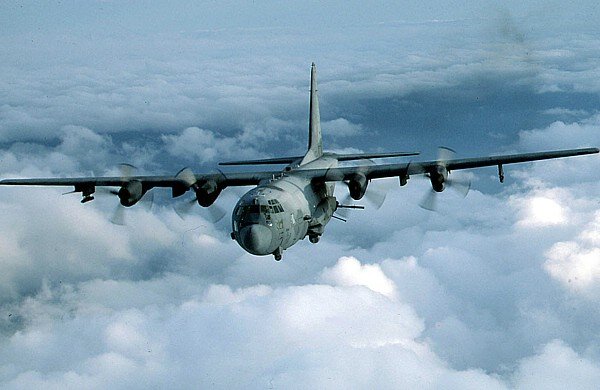 Этот огромный самолёт из серии игр Call of Duty вряд-ли будет какой-то новой технологией для больше та людей, которые читают данную статью,благодоря освещению самолёта в одной из лучших игр мира. Однако удивительным будет для людей его огневая мощь, в сочетании с тем, как мало может сделать любой человек против него. Если Вы играли в CoD, Вы уже знаете что тяжёлое вооружение самолёта АС-130 может поливать землю свинцом с высоты 1,5 км., буквально порожая врагов через окна и даже в том случае, когда рядом с врагом на близком расстоянии находятся союзники.
Вооружение АС-130 входят: 25 мм.  Пятиствольная пушка, боезопас которой составляет 3000 снарядов и 1800 выстрелов в минуту. 40 мм. пушка с 256 снарядами и 100 выстрелов в минуту. 105 мм. гаубица с 98 снарядами, 6-10 выстрелов в минуту (вооружение можете наблюдать на фото). Помимо этой огневой мощи, АС-130 также оборудован так называемыми ангельскими конр мерами, против воздушной атаки. При её использовании в небе остаётся силуэт ангела. 