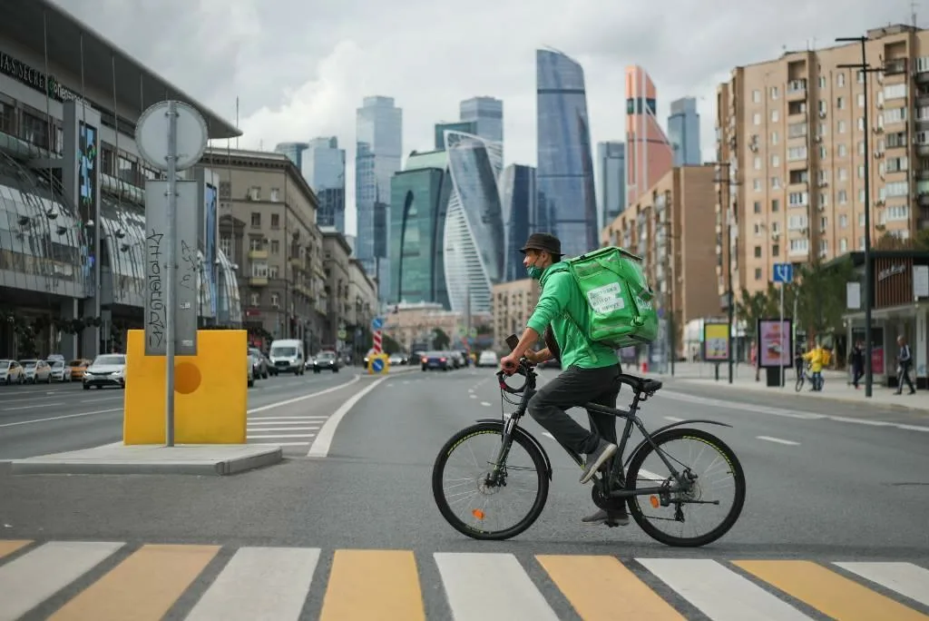 Сколько рублей в час или за доставку зарабатывает курьер Деливери Клаб