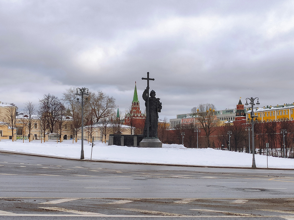 Памятник князю Владимиру на Боровицкой площади.