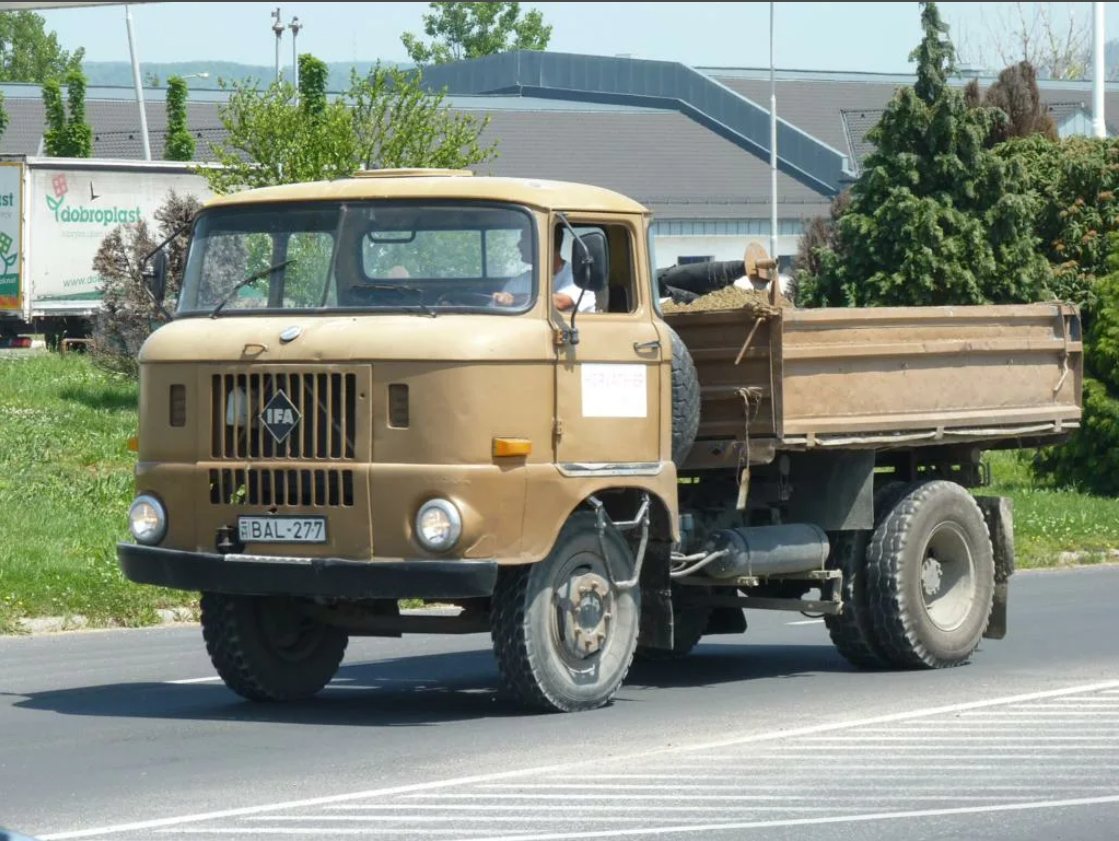 50 грузовиков