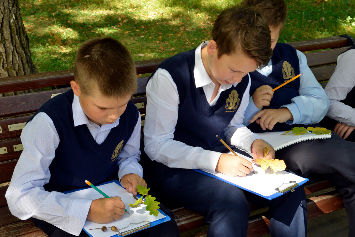 мама с ребенком школьником уроки. родители и дети в школе. подростки учеба. сын учится в другом городе. родитель помогает школьника.